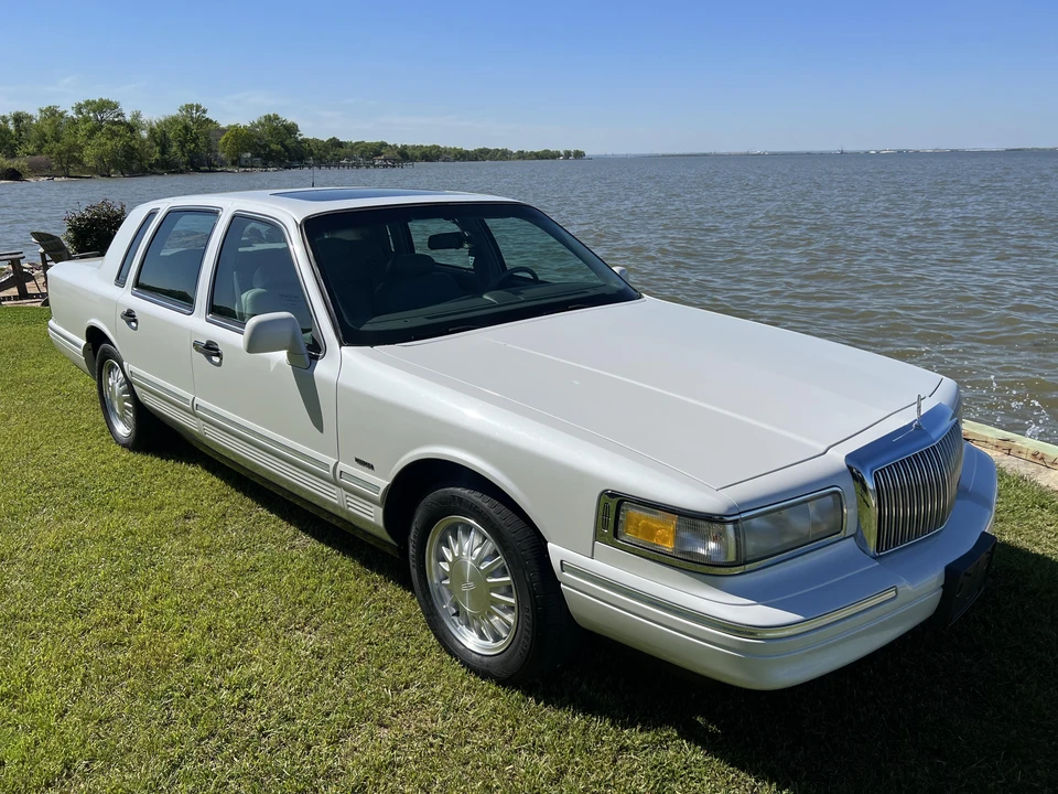 1995 Lincoln Town Car - Image 15 of 31