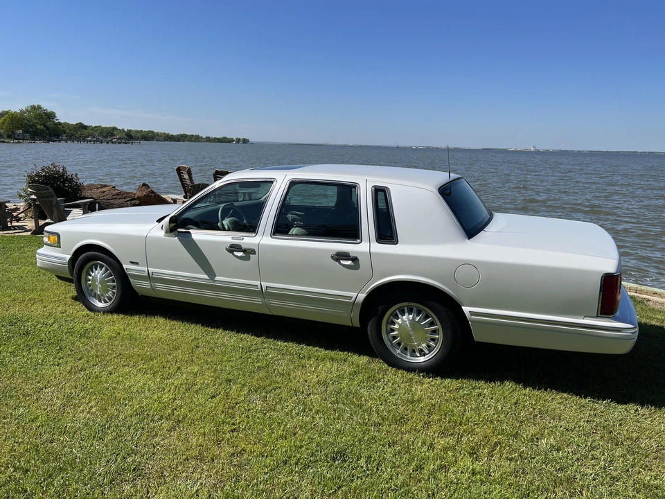 1995 Lincoln Town Car - Image 9 of 31
