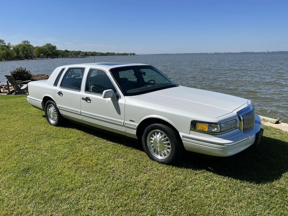 1995 Lincoln Town Car - Image 14 of 31