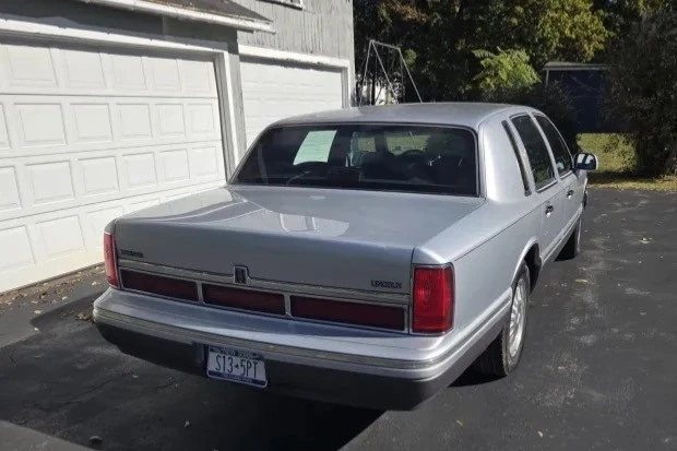 1995 Lincoln Town Car - Image 2 of 6
