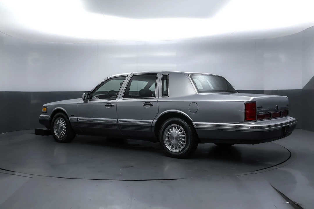 1995 Lincoln Town Car - Image 3 of 21