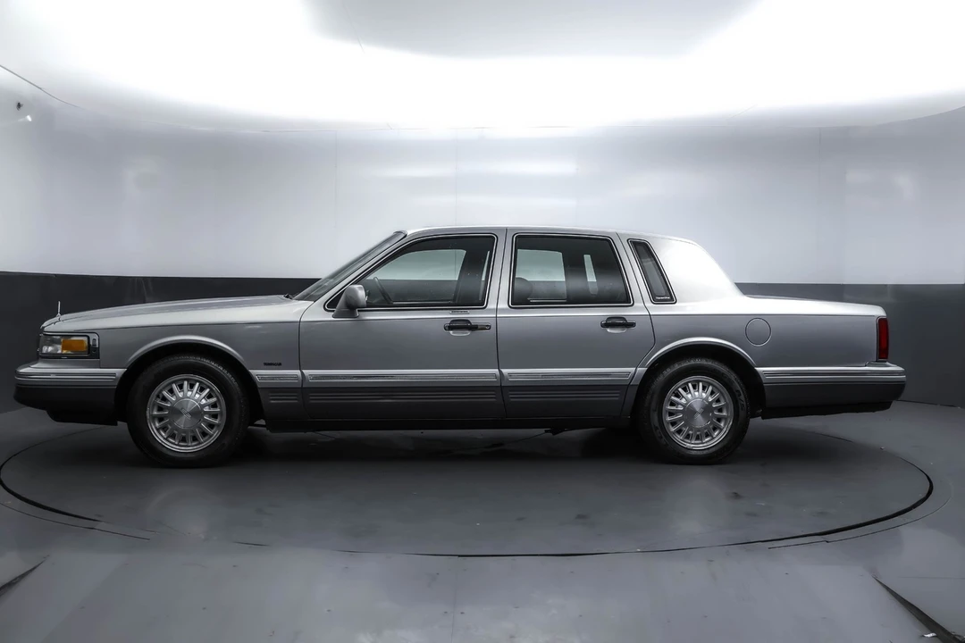 1995 Lincoln Town Car - Image 2 of 12