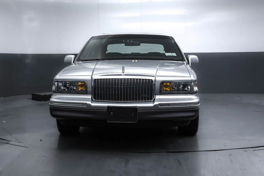 1995 Lincoln Town Car - Image 8 of 21