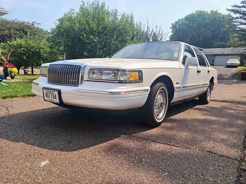 1995 Lincoln Town Car Signature L Sedan 4D