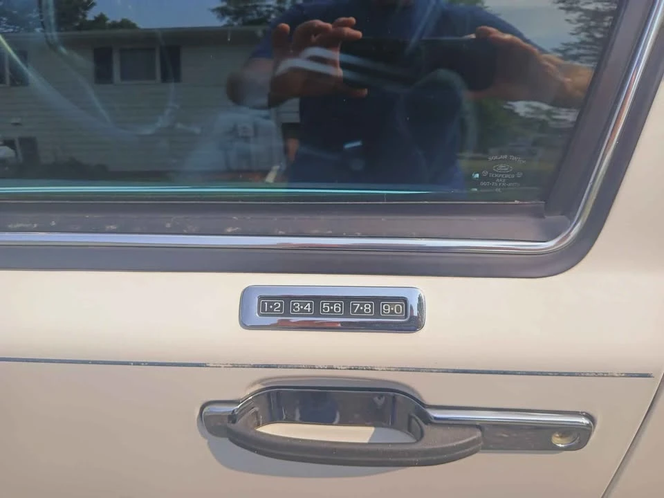 1995 Lincoln Town Car - Image 10 of 20