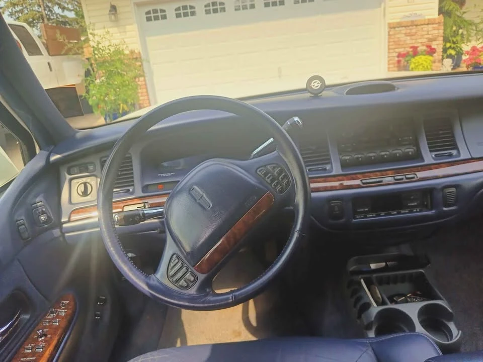 1995 Lincoln Town Car - Image 11 of 20