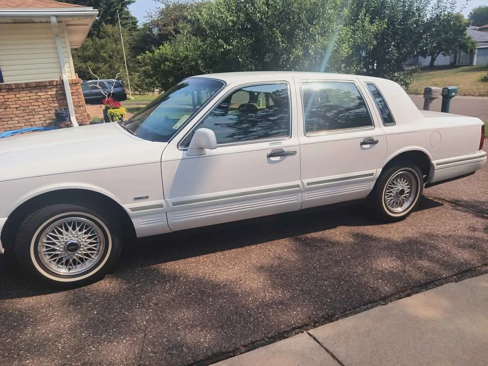 1995 Lincoln Town Car - Image 2 of 20
