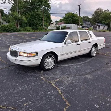 1995 Lincoln Town Car Signature Sedan 4D