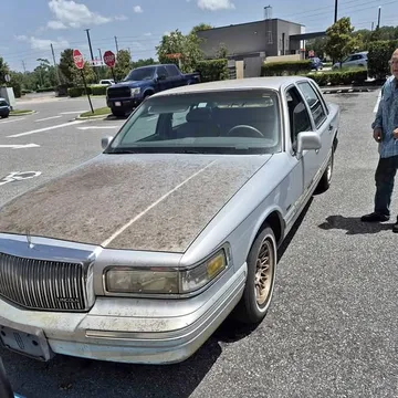 1995 Lincoln Town Car Signature Sedan 4D