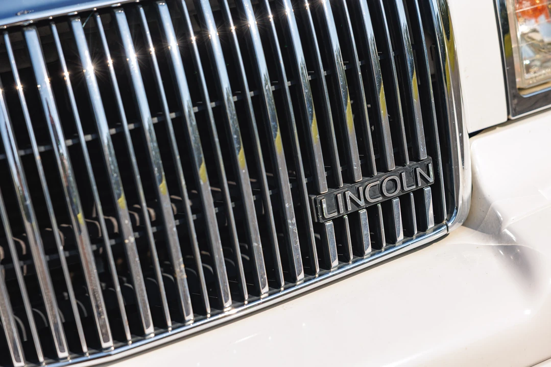 1995 Lincoln Town Car - Image 19 of 31