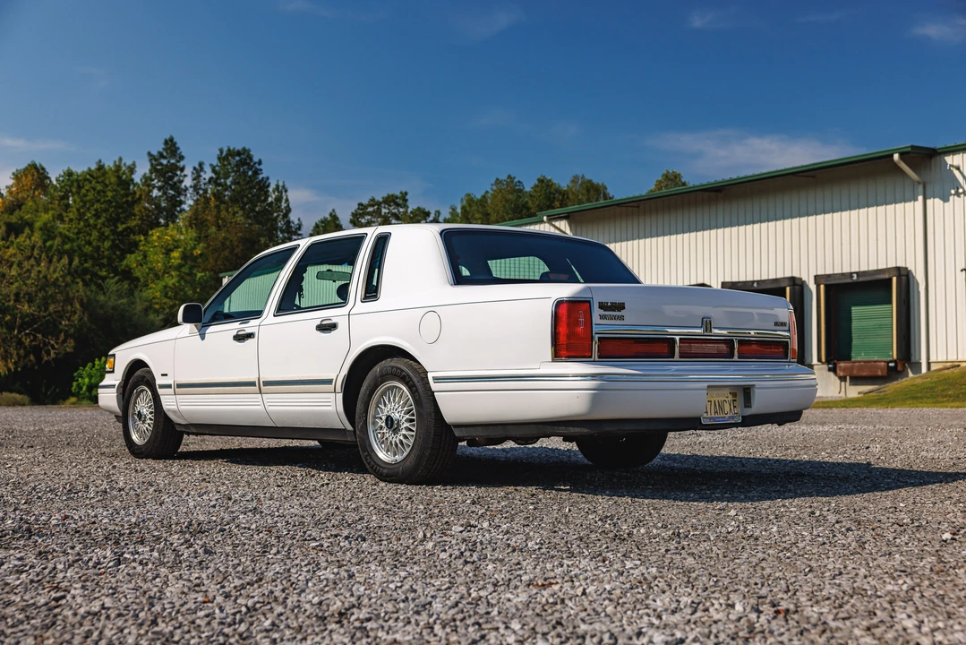 1995 Lincoln Town Car - Image 12 of 31