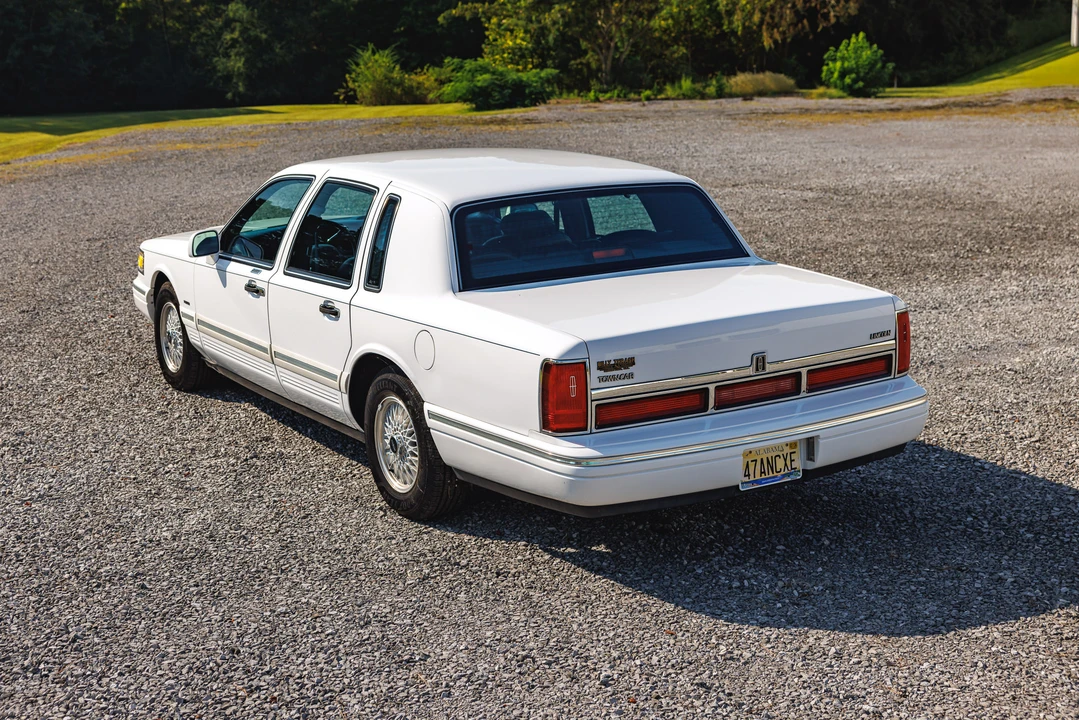 1995 Lincoln Town Car - Image 6 of 31
