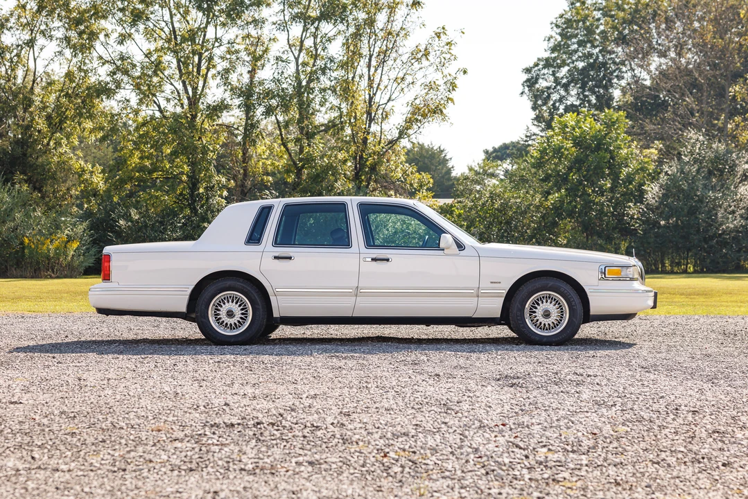 1995 Lincoln Town Car - Image 13 of 31