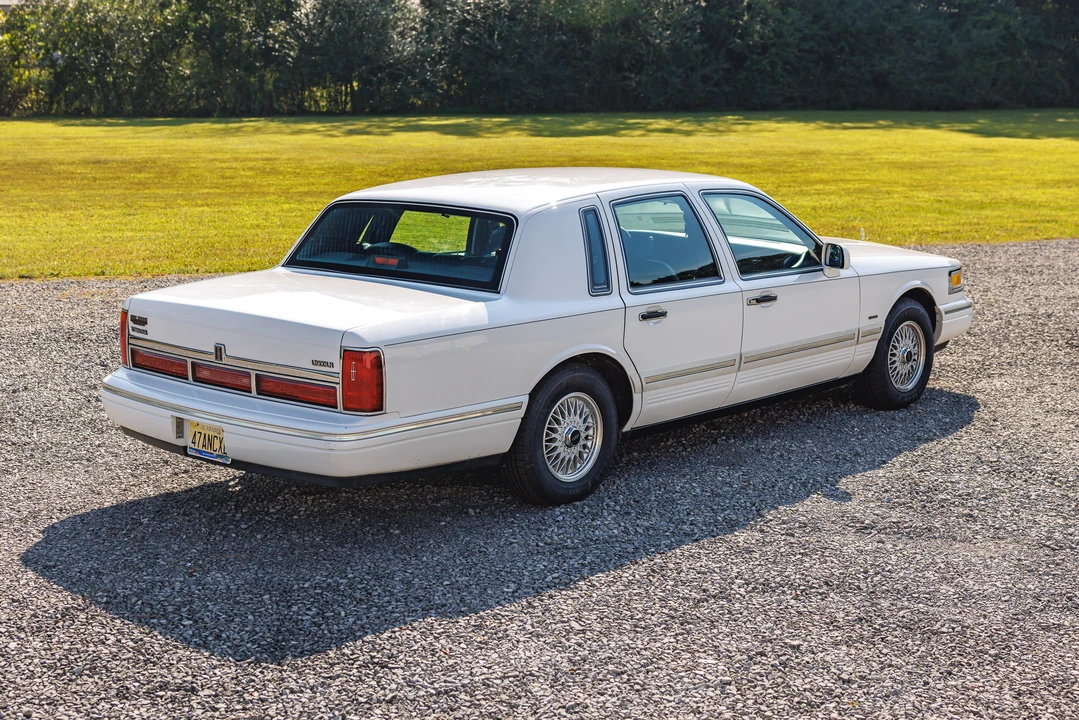 1995 Lincoln Town Car - Image 9 of 31