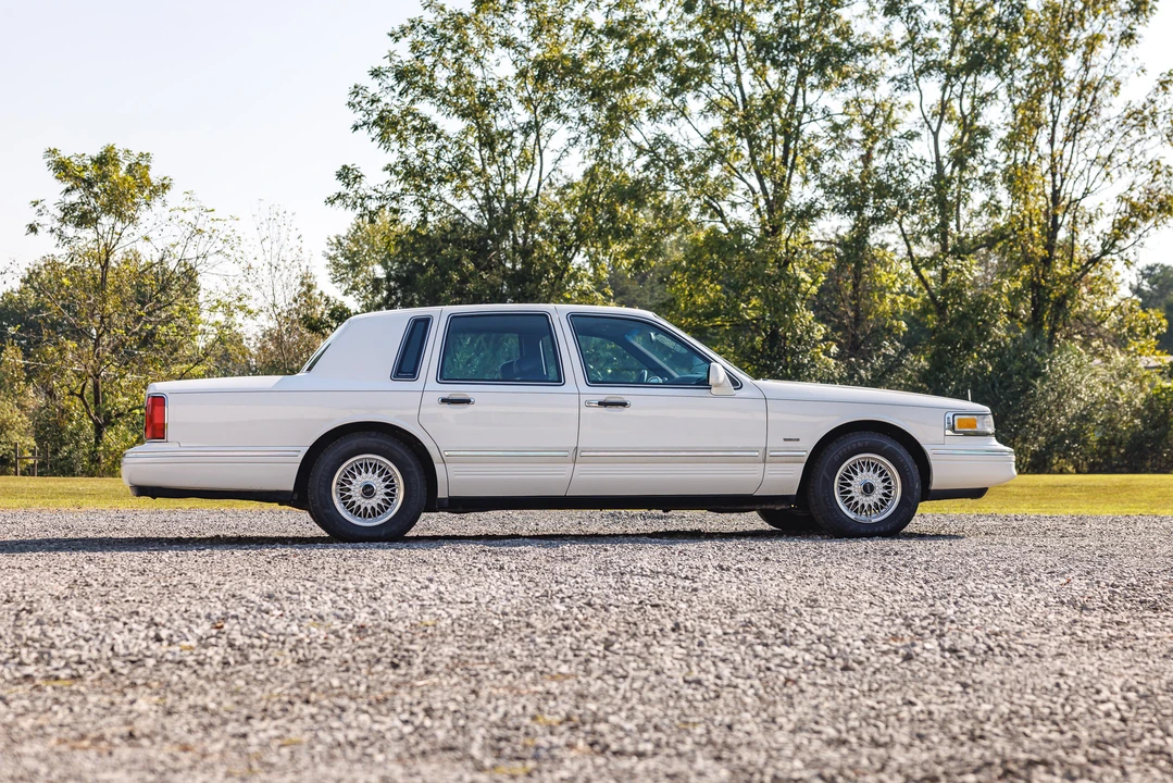 1995 Lincoln Town Car - Image 10 of 31