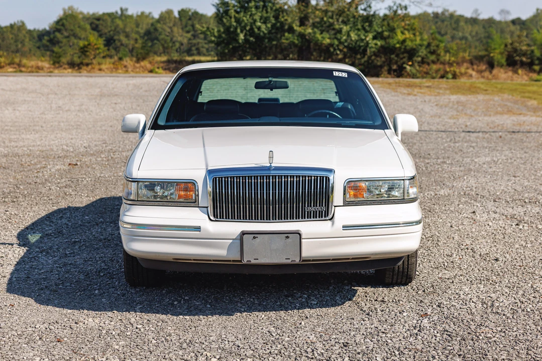 1995 Lincoln Town Car - Image 14 of 31