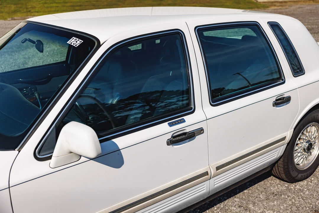 1995 Lincoln Town Car - Image 24 of 31