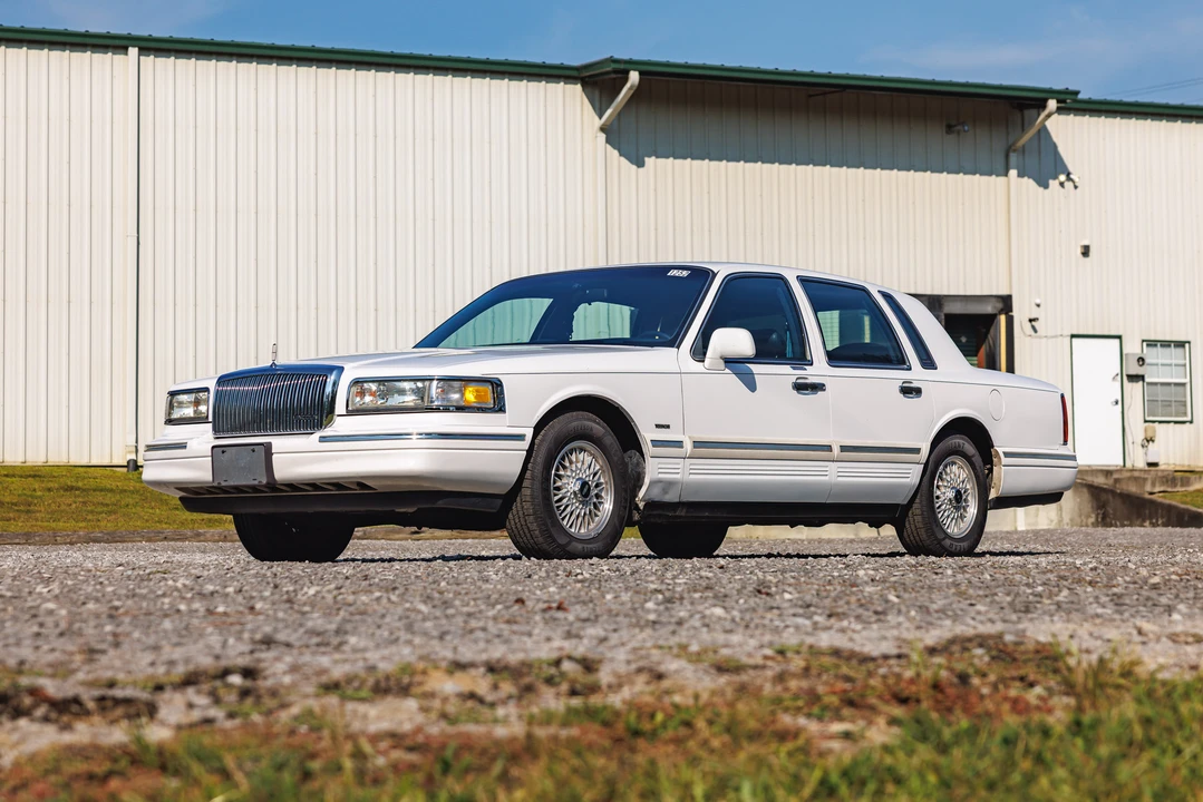 1995 Lincoln Town Car - Image 2 of 31