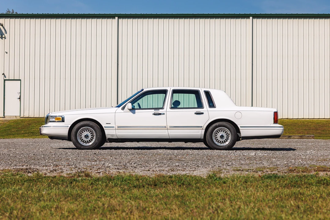 1995 Lincoln Town Car - Image 11 of 31