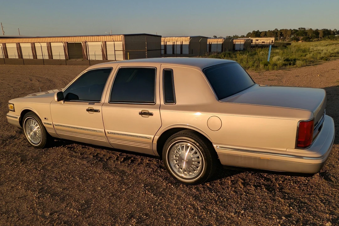 1995 Lincoln Town Car - Image 3 of 31