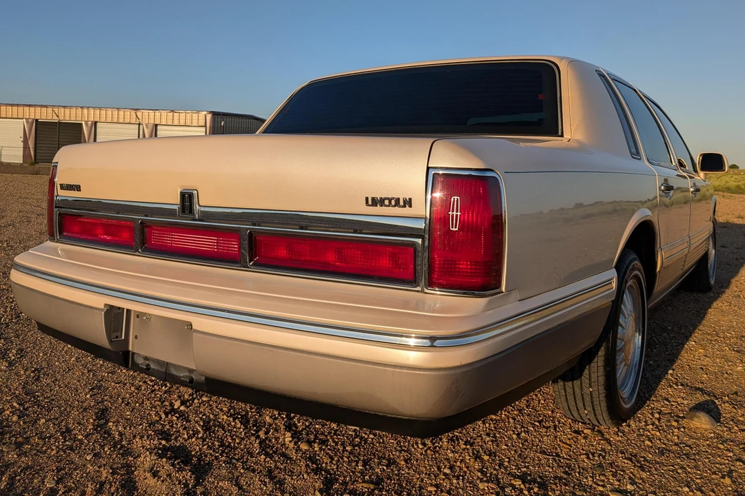 1995 Lincoln Town Car - Image 4 of 31