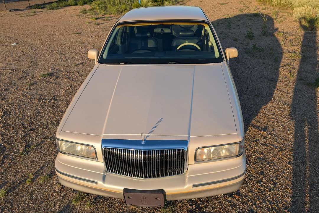 1995 Lincoln Town Car - Image 2 of 31