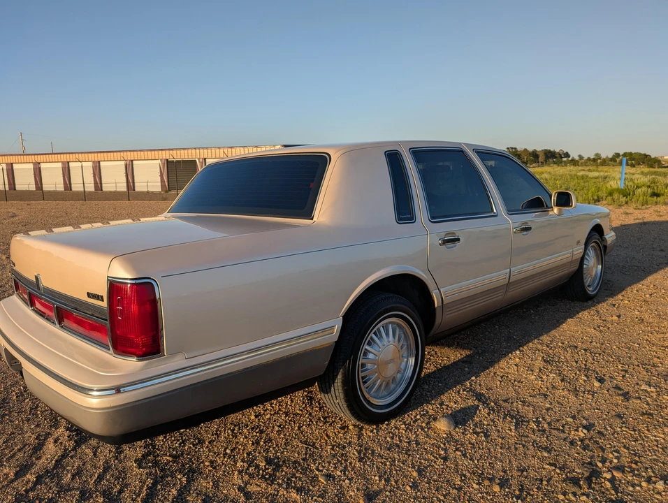 1995 Lincoln Town Car - Image 16 of 31