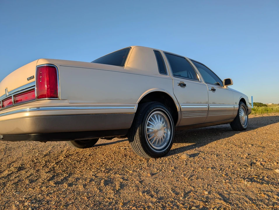 1995 Lincoln Town Car - Image 18 of 31