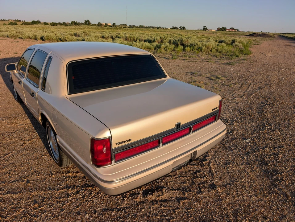 1995 Lincoln Town Car - Image 10 of 31