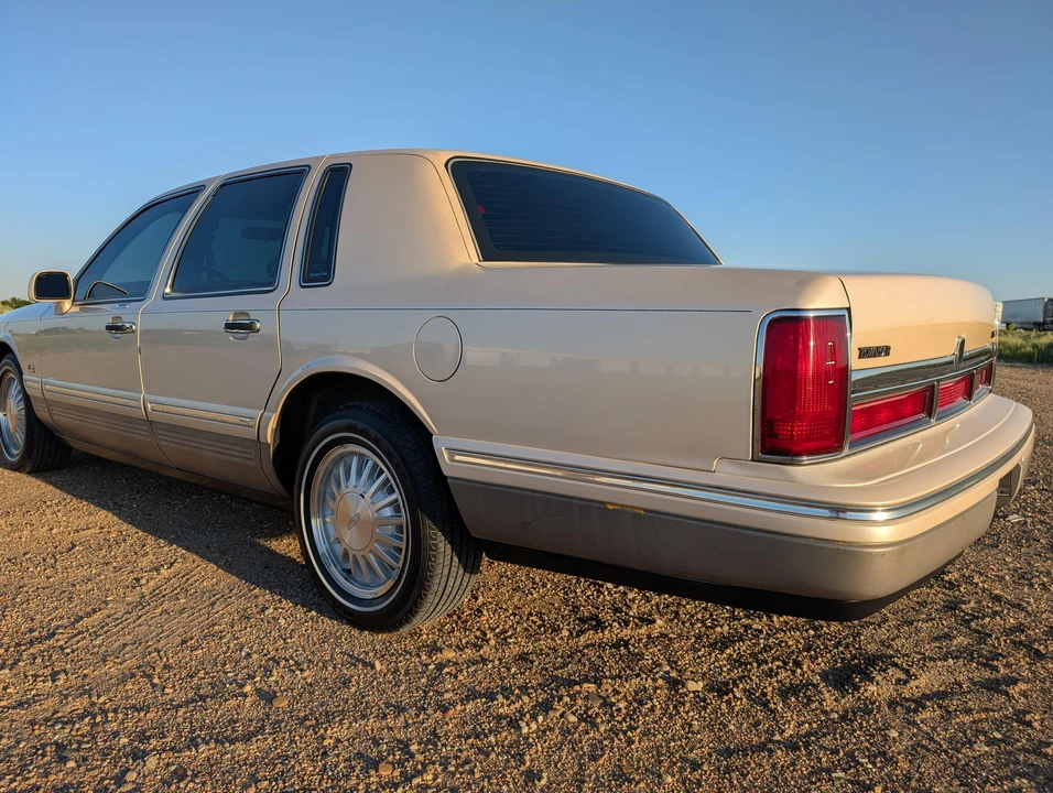 1995 Lincoln Town Car - Image 9 of 31