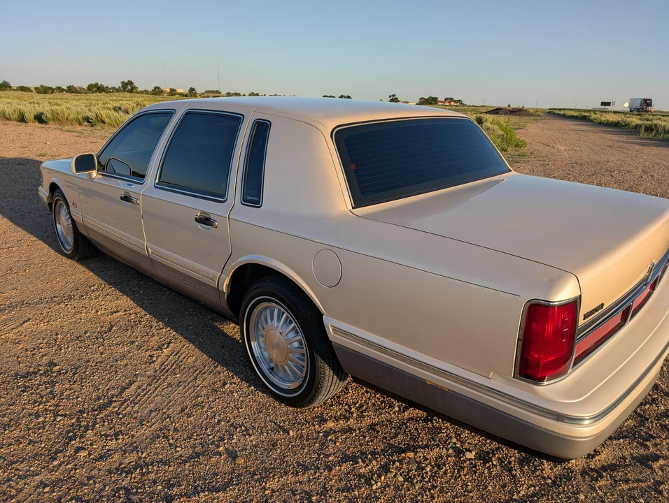 1995 Lincoln Town Car - Image 8 of 31