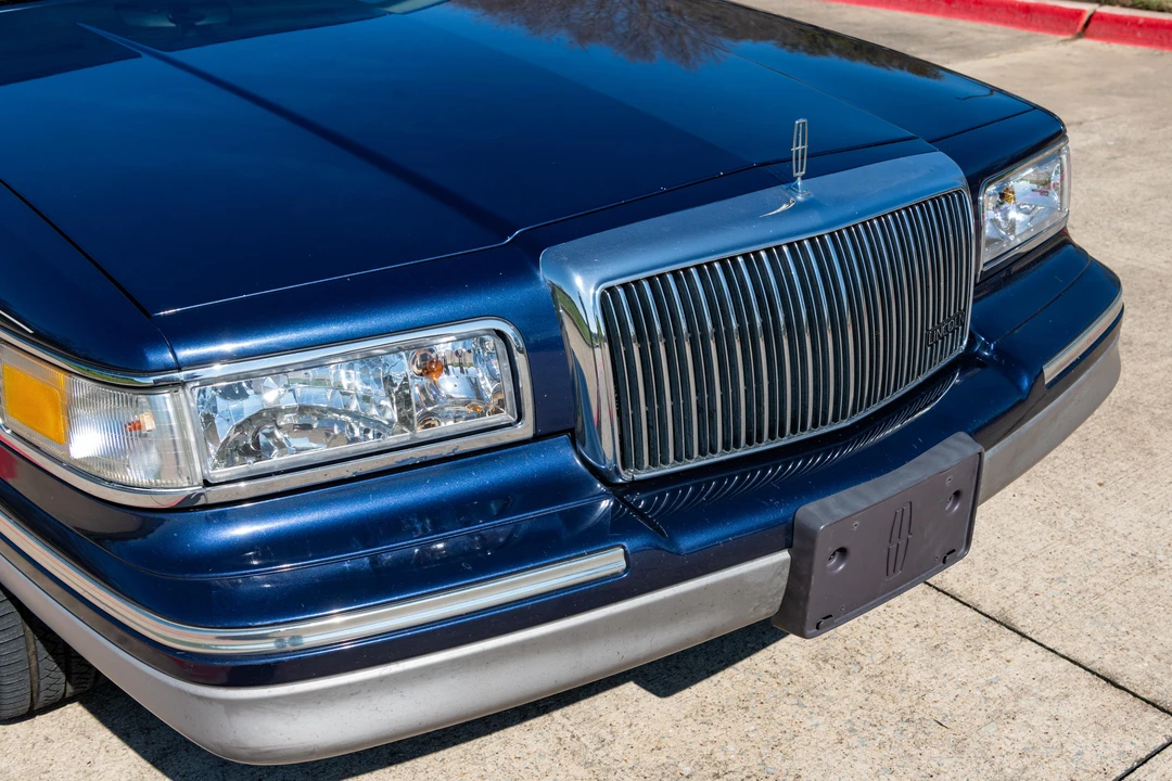 1995 Lincoln Town Car - Image 9 of 31