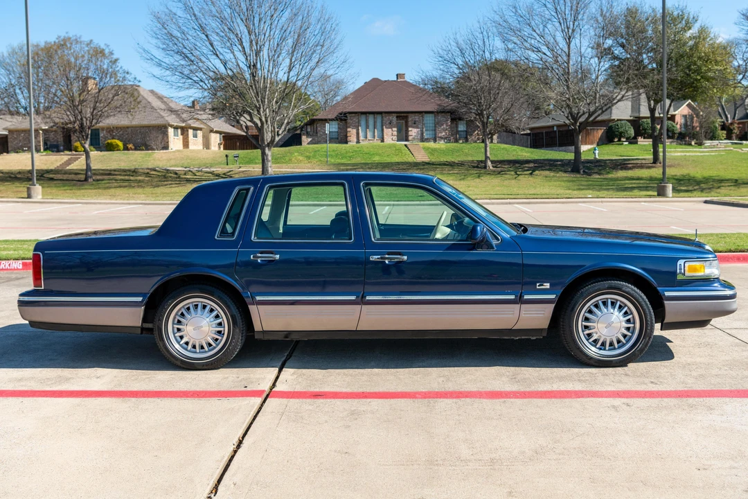 1995 Lincoln Town Car - Image 3 of 31
