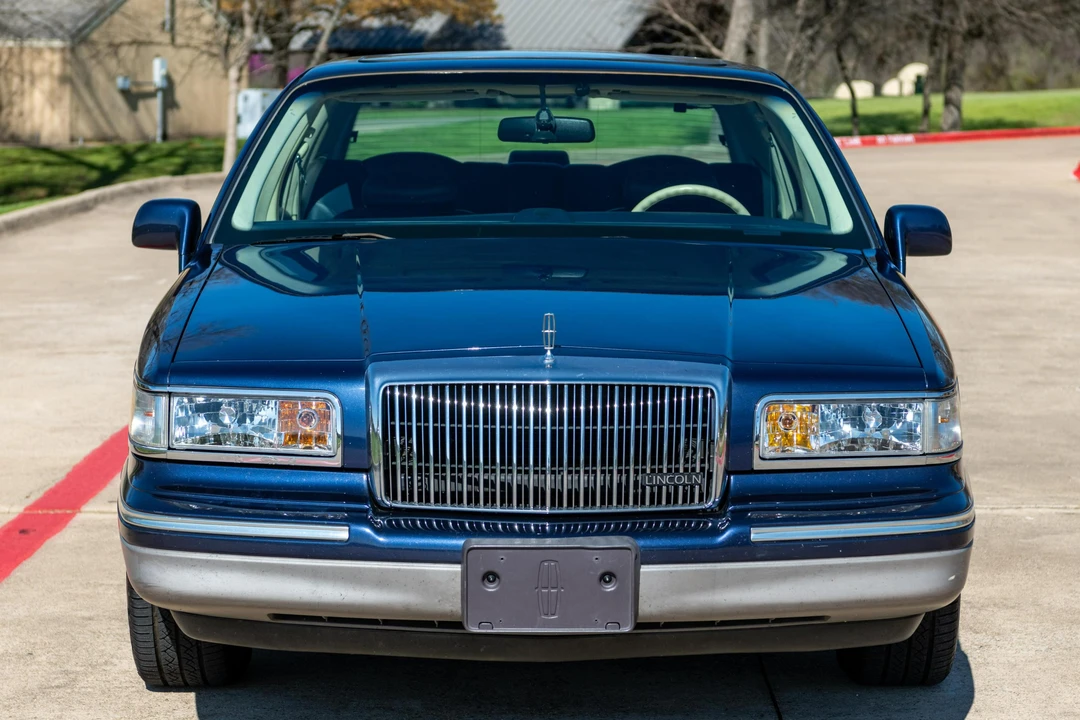 1995 Lincoln Town Car - Image 2 of 31
