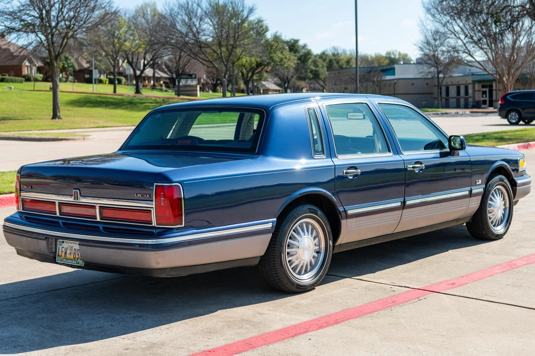 1995 Lincoln Town Car - Image 4 of 31