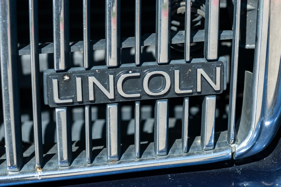 1995 Lincoln Town Car - Image 11 of 31