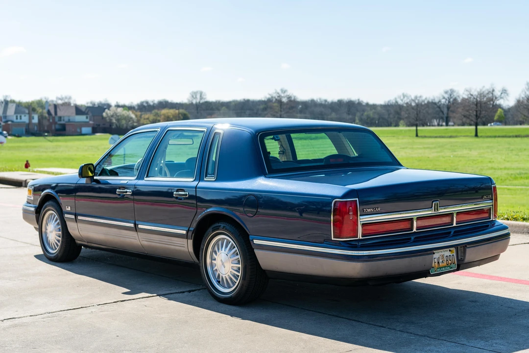 1995 Lincoln Town Car - Image 7 of 31