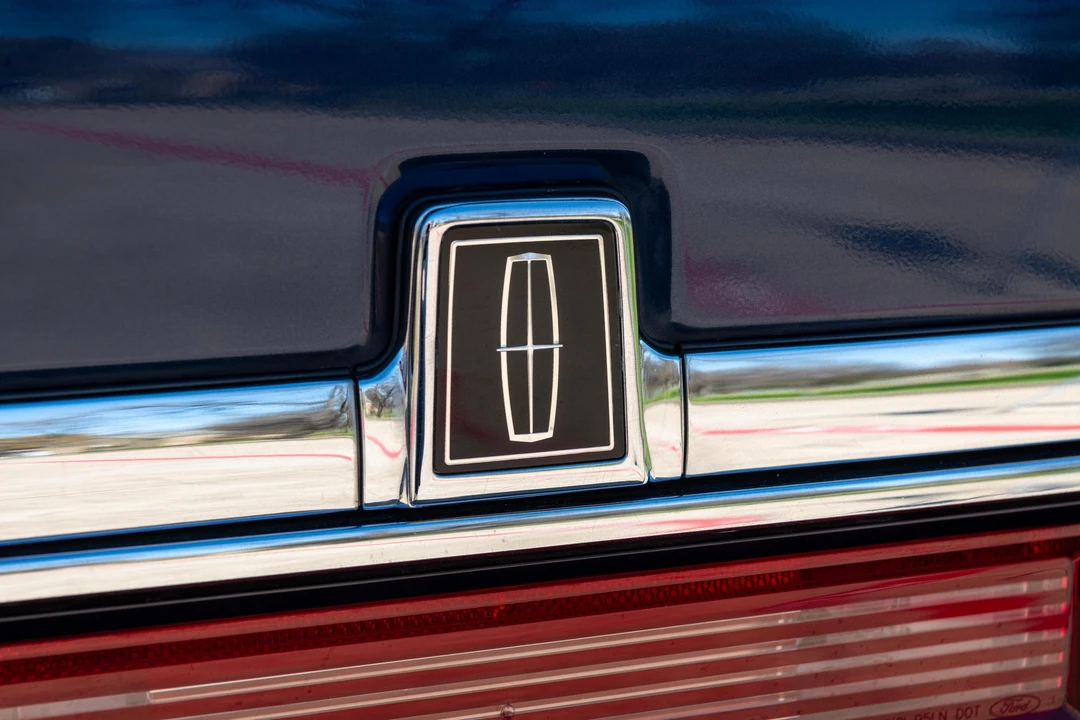 1995 Lincoln Town Car - Image 24 of 31