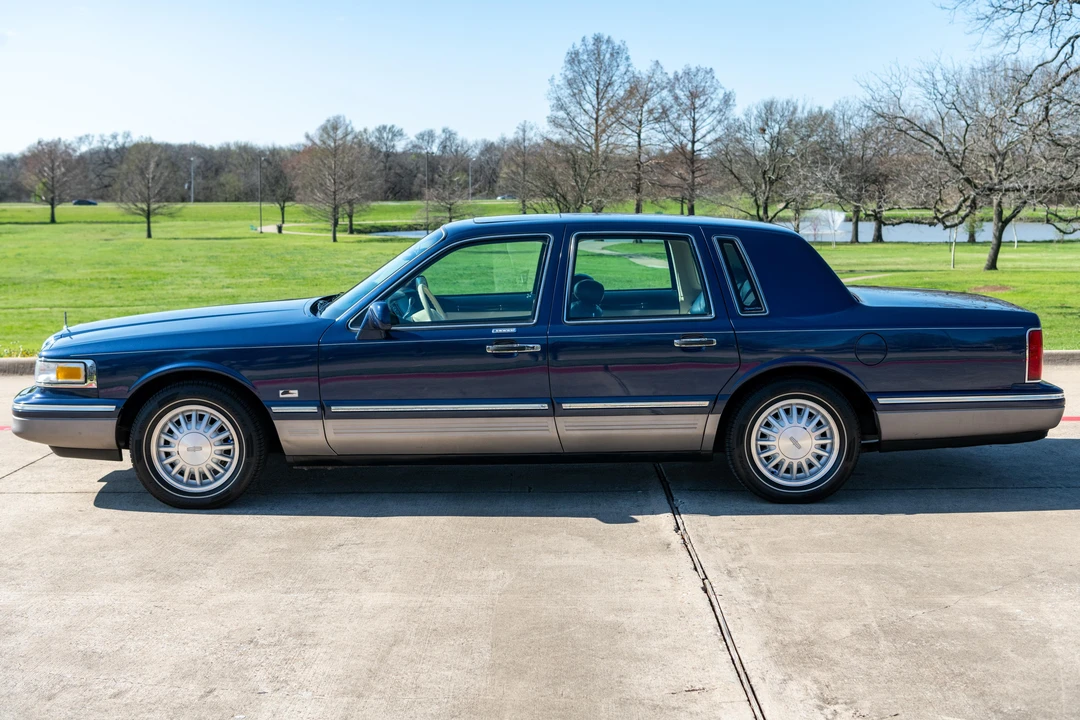 1995 Lincoln Town Car - Image 6 of 31