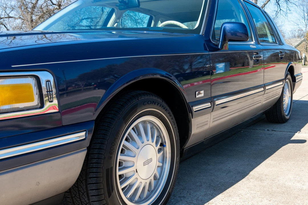 1995 Lincoln Town Car - Image 12 of 31