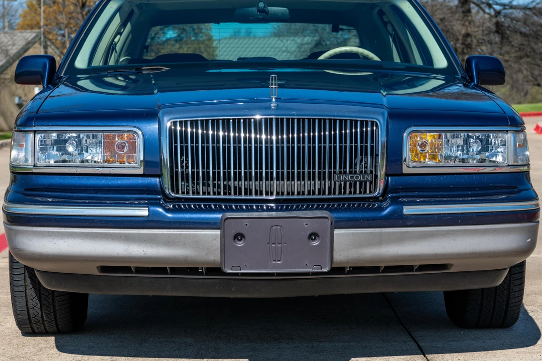 1995 Lincoln Town Car - Image 10 of 31