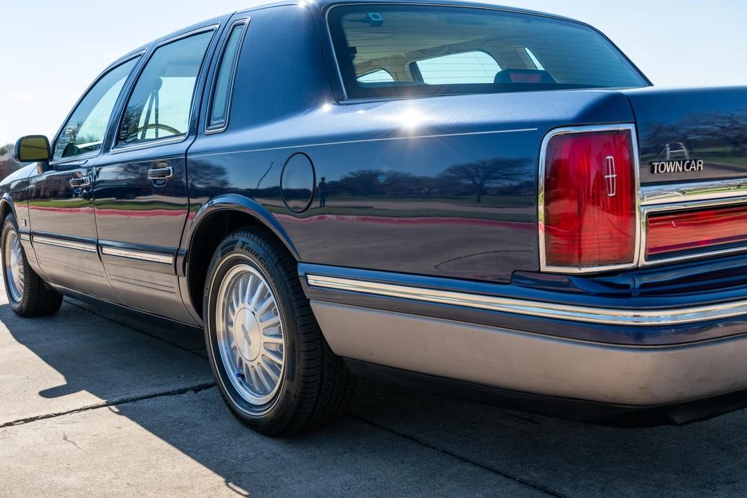 1995 Lincoln Town Car - Image 20 of 31