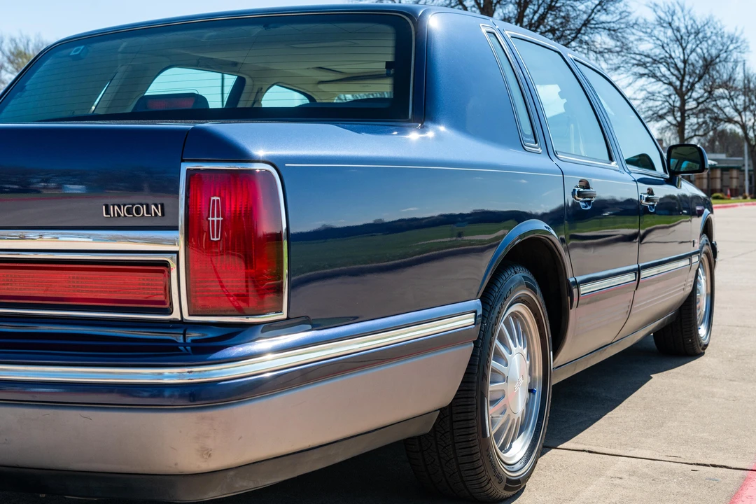 1995 Lincoln Town Car - Image 27 of 31