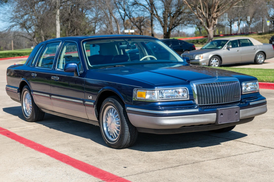 1995 Lincoln Town Car - Image 8 of 31