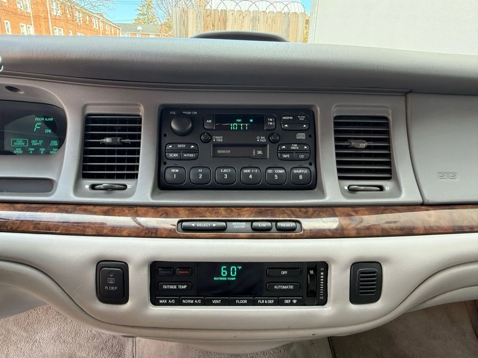 1995 Lincoln Town Car - Image 17 of 20
