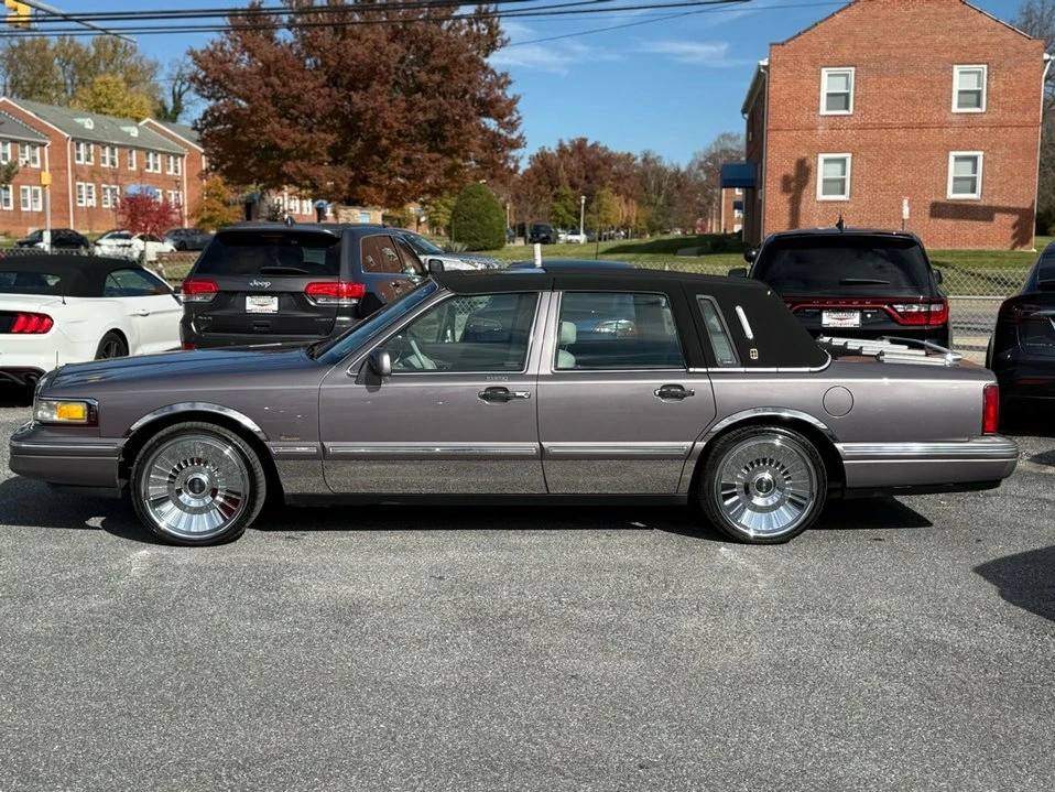1995 Lincoln Town Car - Image 9 of 20