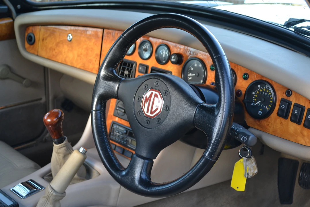 1995 MG RV8 - Image 4 of 12