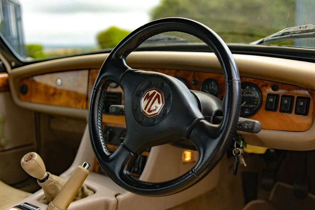 1995 MG RV8 - Image 24 of 30