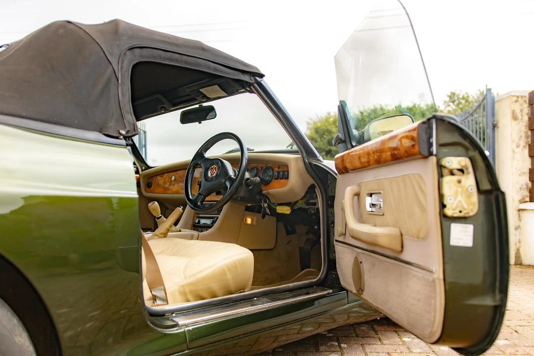 1995 MG RV8 - Image 23 of 30