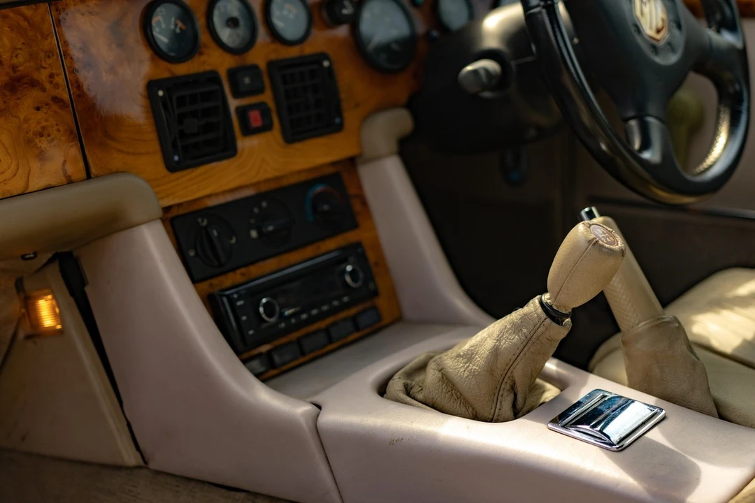 1995 MG RV8 - Image 28 of 30